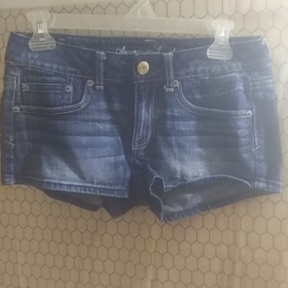 Short shorts - Picture 2 of 3